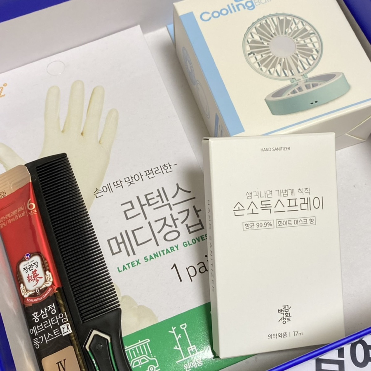 면접 키트 구성품: 라텍스 장갑, 손소독 스프레이, 휴대용 선풍기, 홍삼정, 빗