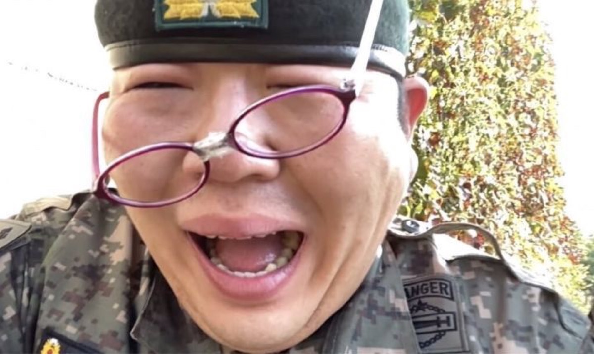 안경이 흘러내리도록 오열하는 짤